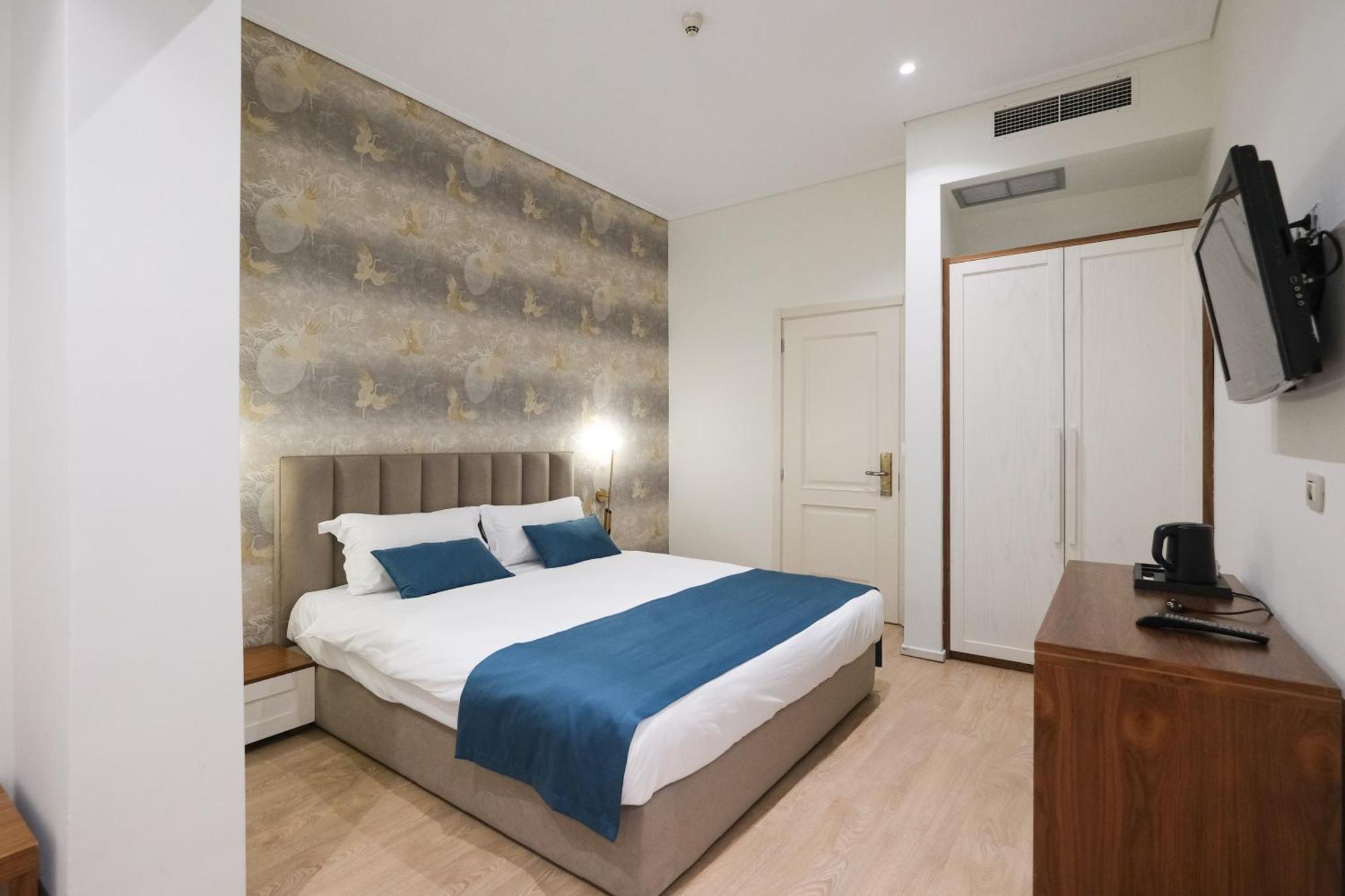 Golden City Hotel , Тирана Экстерьер фото