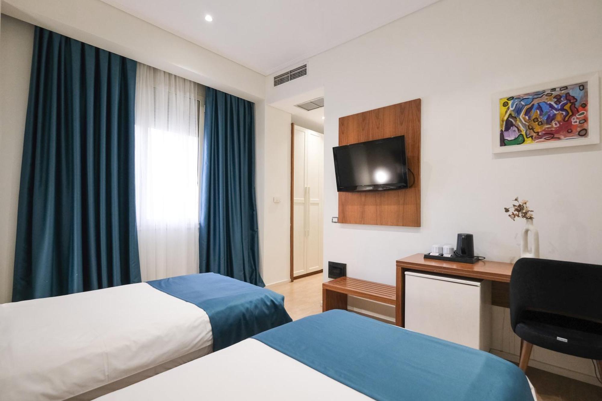Golden City Hotel , Тирана Экстерьер фото