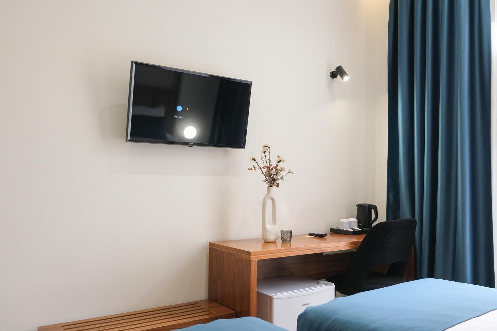 Golden City Hotel , Тирана Экстерьер фото