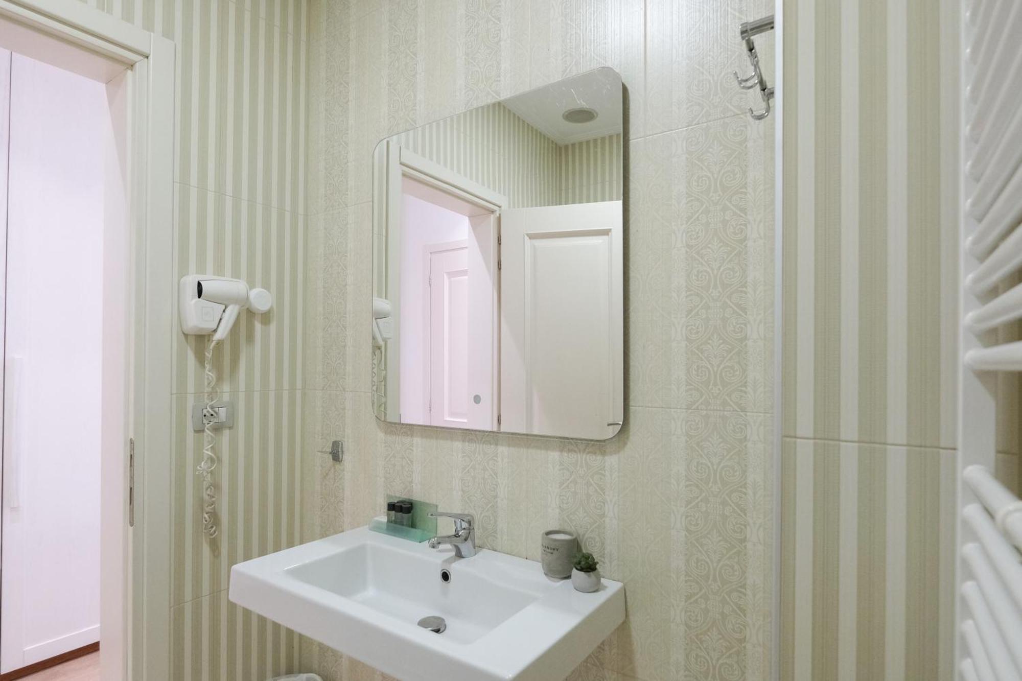 Golden City Hotel , Тирана Экстерьер фото